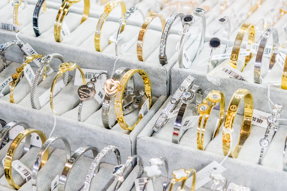 流光溢彩，匠心呈現(xiàn) 探訪(fǎng)珠寶零售店的櫥窗藝術(shù)與空間敘事